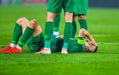 虎扑篮球:北京台评论员质疑于大宝,争顶时真的站不起来了?